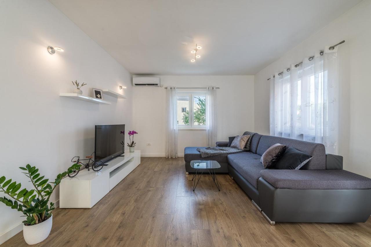 Holiday Home Bajlo Apartment With Three Bedrooms 자다르 외부 사진
