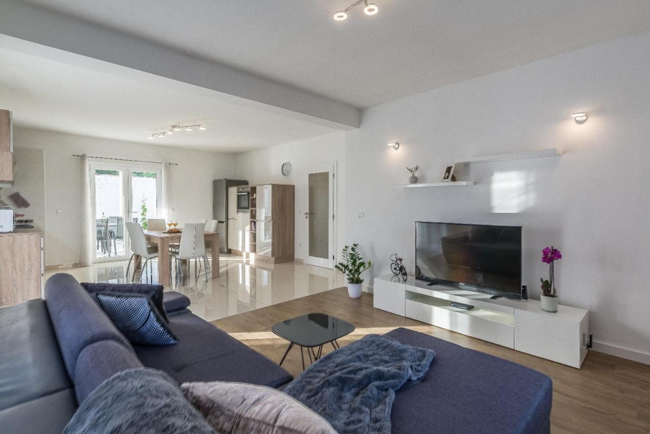 Holiday Home Bajlo Apartment With Three Bedrooms 자다르 외부 사진