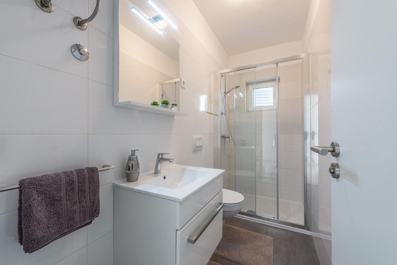 Holiday Home Bajlo Apartment With Three Bedrooms 자다르 외부 사진