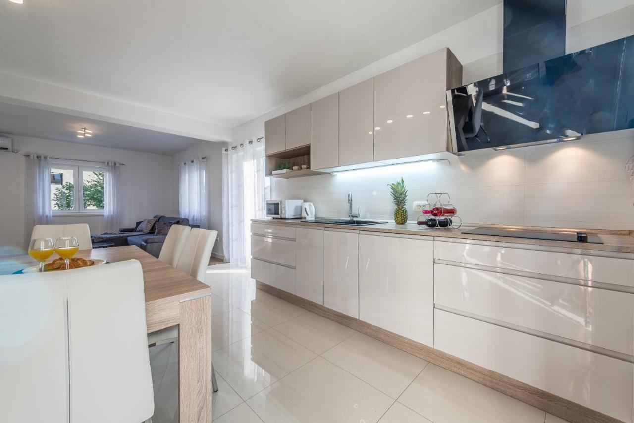 Holiday Home Bajlo Apartment With Three Bedrooms 자다르 외부 사진