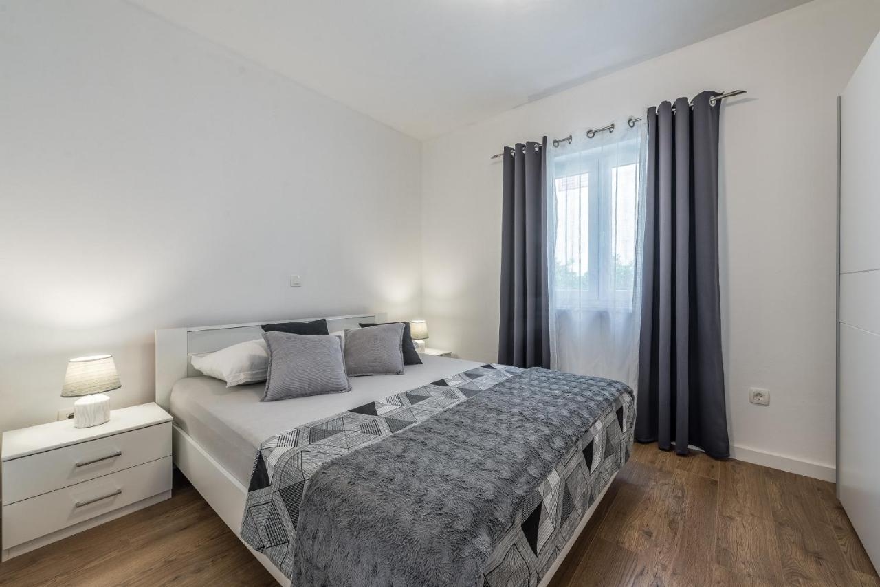 Holiday Home Bajlo Apartment With Three Bedrooms 자다르 외부 사진