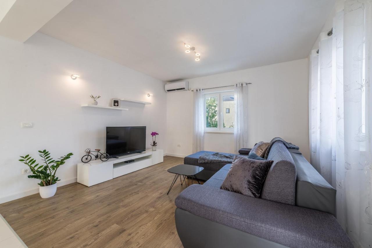 Holiday Home Bajlo Apartment With Three Bedrooms 자다르 외부 사진
